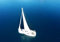 парусная яхта парусная лодка голубое море солнечно парусная яхта паруса